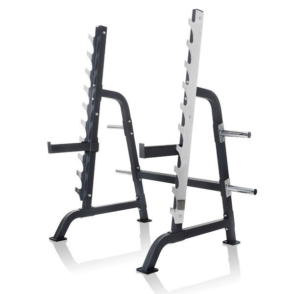 Produktdetails: Taurus Squat Rack Pro pinterest Taurus Power Rack - Hochwertige Langhantelablage Rack-System mit 10 möglichen Höhenebenen Griffweite / Innenmaß: ca. 111 cm 40 cm Sicherheitsablage 11-fach verstellbar Massive Stahlrahmenkonstruktion Optimal für Kniebeugen, Bankdrücken, Nackendrücken etc. Einfach zu montieren Langlebige Pulverbeschichtung 4 Ablagen für Hantelscheiben mit 50mm-Bohrungen (jeweils 25 cm) Gummierte Standfüße zum Schutz des Untergrundes Qualität hat einen fairen Preis. Lesen Sie hier alles zur Fitshop Qualitätssicherung. Aufstellmaße: (L) 118 cm x (B) 163 cm x (H) 185 cm Beschreibung: Taurus Squat Rack Pro Das Taurus Squat Rack Pro: eine robuste, vielseitige Langhantelablage! Ob Kniebeugen, Bankdrücken oder Nackendrücken – die Taurus Langhantelablage ist für alle Langhantel-Übungen geeignet. Für noch mehr Trainingsvielfalt bietet das Taurus Squat Rack Pro genügend Platz, um es zusätzlich mit einer Hantelbank zu kombinieren. Das Taurus Squat Rack Pro ist mit 10 Ablagen zwischen 41 und 175 cm ausgestattet, die Sicherheitsablage lässt sich 11fach in der Höhe verstellen. Das Taurus Squat Rack Pro besteht aus einem 5 x 7 cm Stahlrahmen und kann als Ablage bis 600 kg belastet werden. Bei Übungen beträgt das maximale Trainingsgewicht 240 kg. Die Taurus Langhantelablage verfügt über 4 Aufnahmen zur Lagerung von Gewichten mit 50-mm-Bohrungen. Die Pulverbeschichtung des Rahmens macht das Taurus Squat Rack Pro zu einem langlebigen Trainingsgerät. Taurus Squat Rack Pro AuszeichnungenTaurus Squat Rack Pro Auszeichnungen
