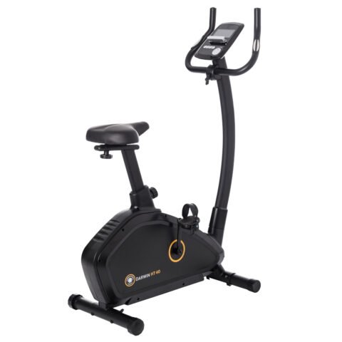 Produktdetails: Darwin Ergometer HT40 pinterest Das Darwin Fitness HT40 wurde im Ergometer Test (2021) des Präventionszentrums der TU München zum Preis-Leistungs-Sieger gewählt. Die gesamte Rangliste und die Ergebnisse der anderen getesteten Kategorien finden Sie hier. Gutes Ergometer zum gelegentlichen Ausdauertraining Sehr gutes Preis-Leistungs-Verhältnis Sehr schneller, einfacher Aufbau Ablagefach für Smartphone oder Tablet Trainingscomputer mit zwei Fitnesstests zur Überprüfung Ihrer Trainingserfolge Komfortable Sitzposition Platzsparendes Design Sattel in 10 Stufen höhenverstellbar allgemeine Daten ArtNr. DF-HT40 Max. Benutzergewicht 120 kg Aufstellmaße (L x B x H) 108 x 56 x 139 cm Basisdaten Widerstandssystem Magnetbremse (elektronisch) Schwungmasse 7 kg Klappbar / hochstellbar ✗ Stromversorgung Netzbetrieb Widerstandsstufen 32 Watt (Max.) 270 Konsole Displaytyp LCD-Display Benutzerprofile 1 Trainingsdaten Entfernung, Geschwindigkeit, Kalorien, Leistung/Watt, Puls, Trittfrequenz U/min, Zeit Trainingsprogramme 19 Komfort und Sicherheit Transportrollen ✓ Handpulssensoren ✓ Lüfter ✗ Halter für Wasserflasche ✗ Pedalen austauschbar ✗ Griff verstellbar (Höhe) ✗ Griff verstellbar (Winkel) ✓ Sattel austauschbar ✗ Sattel einstellbar (Neigung und Winkel) ✗ Sattel einstellbar (Vor- und rückwärts) ✓ Beschreibung: Darwin Ergometer HT40 Darwin Ergometer HT40: guter Komfort, schneller Einstieg ins Training Das Darwin Ergometer HT40 bietet eine komfortable Sitzposition. Dafür verantwortlich sind der vertikal und horizontal verstellbare Sattel sowie der neigungsverstellbare Lenker. Stellen Sie den Lenker zum Beispiel etwas flacher ein, können Sie eine eher rennradartige Sitzposition einnehmen. Zum Komfort trägt ebenfalls die besonders einfache Bedienung bei. Mit einem sogenannten Jogwheel, also einem Drehknopf, lassen sich alle Einstellungen im Nu vornehmen. Wenn Sie das Darwin Ergometer HT40 kaufen, brauchen Sie mit dem Einstieg ins Training nicht lange warten. Das Ergometer ist zu großen Teilen vormontiert, der Rest des Aufbaus ist in vier Schritten erledigt. Dann müssen Sie nur noch den Stecker anschließen und Sie können lostrainieren. Trainingscomputer mit abwechslungsreichen Programmen Das Darwin Ergometer HT40 verfügt insgesamt über 19 Trainingsprogramme sowie zwei Fitness-Tests, die Sie regelmäßig benutzen können, um Ihre Erfolge im Auge zu behalten. Zu den 19 Programmen zählen u.a. 12 vorgefertigte Programme wie Fartlek (Fahrtspiel) oder Hügelprogramme. Außerdem haben Sie die Möglichkeit, das Training wattgenau zu steuern. Mit den vier Herzfrequenzprogrammen können Sie Ihre gesetzten Ziele effektiver erreichen. Wollen Sie Ihre maximale Leistung verbessern, wählen Sie zum Beispiel das Programm, bei dem der Widerstand so gewählt wird, dass Sie immer mit 90 % Ihrer maximalen Herzfrequenz trainieren. Wenn Sie es individueller mögen – kein Problem: Das Ergometer HT40 verfügt über vier Benutzerspeicher. Jeder Benutzer hat die Möglichkeit, ein individuelles Programm zu erstellen und dieses zu speichern. Wir empfehlen Ihnen übrigens immer, Ihre Daten anzugeben. So wird die Berechnung des Kalorienverbrauchs genauer und das Programm errechnet automatisch Ihre maximale Herzfrequenz. Guter Widerstand für Einsteiger und gelegentliches Training Das Darwin Ergometer HT40 bietet im Wattmodus eine maximale Widerstandsleistung bis zu 270 Watt. Das ist für Einsteiger ausreichend. Allen, die ihre Leistung verbessern möchten oder ein effektives Intervalltraining absolvieren möchten, empfehlen wir ein Ergometer mit einer höheren maximalen Widerstandsleistung, wie z.B. die Geräte von cardiostrong. Darwin Ergometer HT40 Auszeichnungen